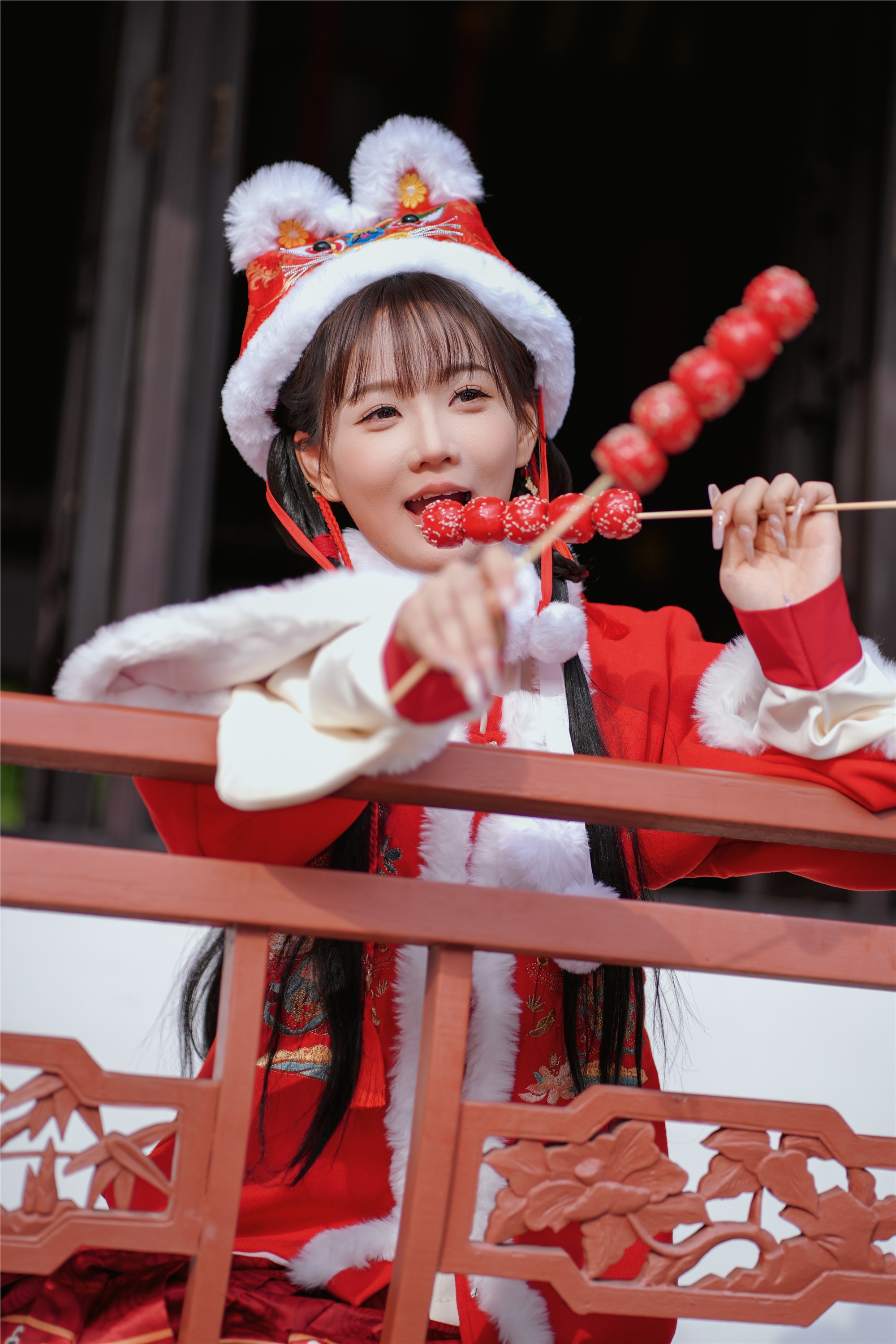 YITUYU艺图语 2025.01.31 红韵倩影 · 新年少女写真 甜心小鹿